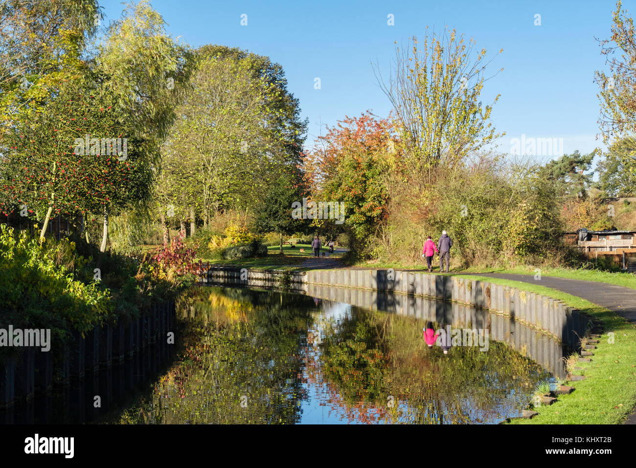La gente che camminava sul Droitwich canal alzaia in vigne Parco in autunno. Droitwich Spa, Worcestershire, Inghilterra, Regno Unito, Gran Bretagna Foto Stock