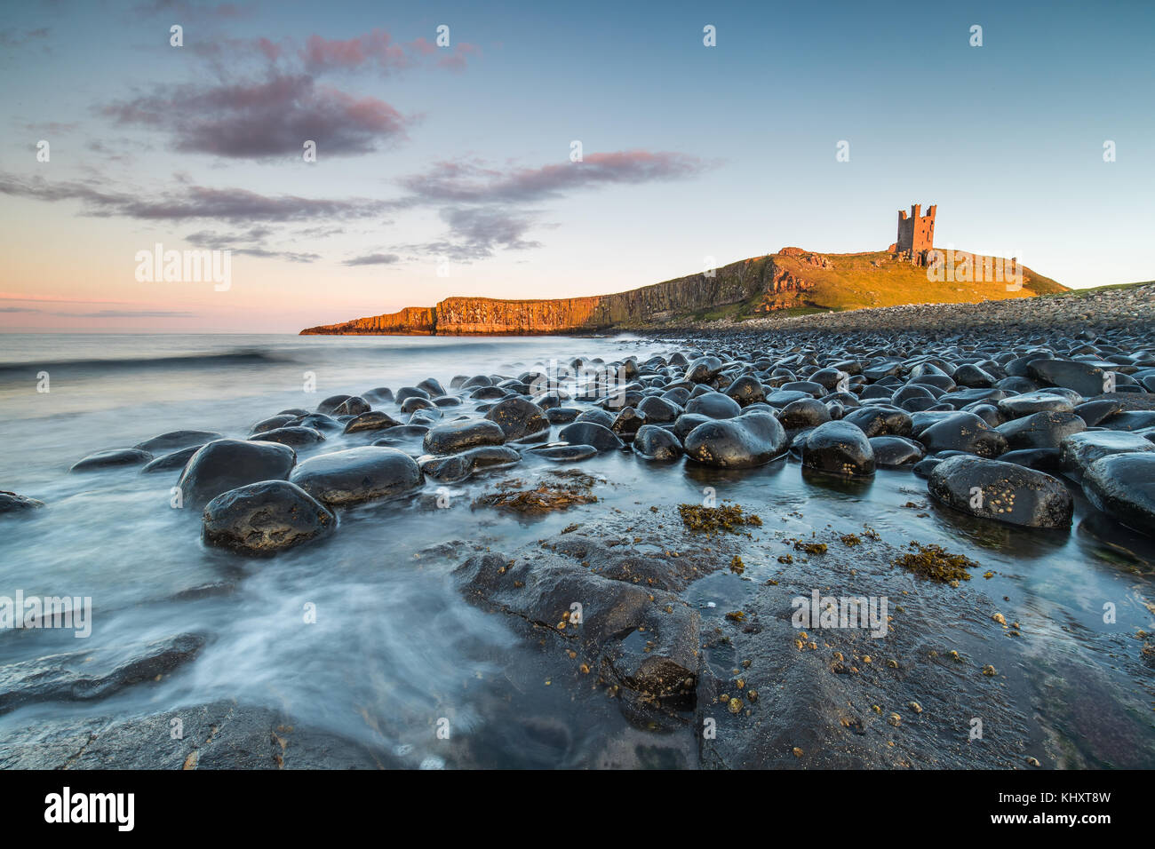 Il castello di Dunstanburgh guardando da nord, la marea era stato receading e fu l'occasione perfetta per prendere i colpi Foto Stock