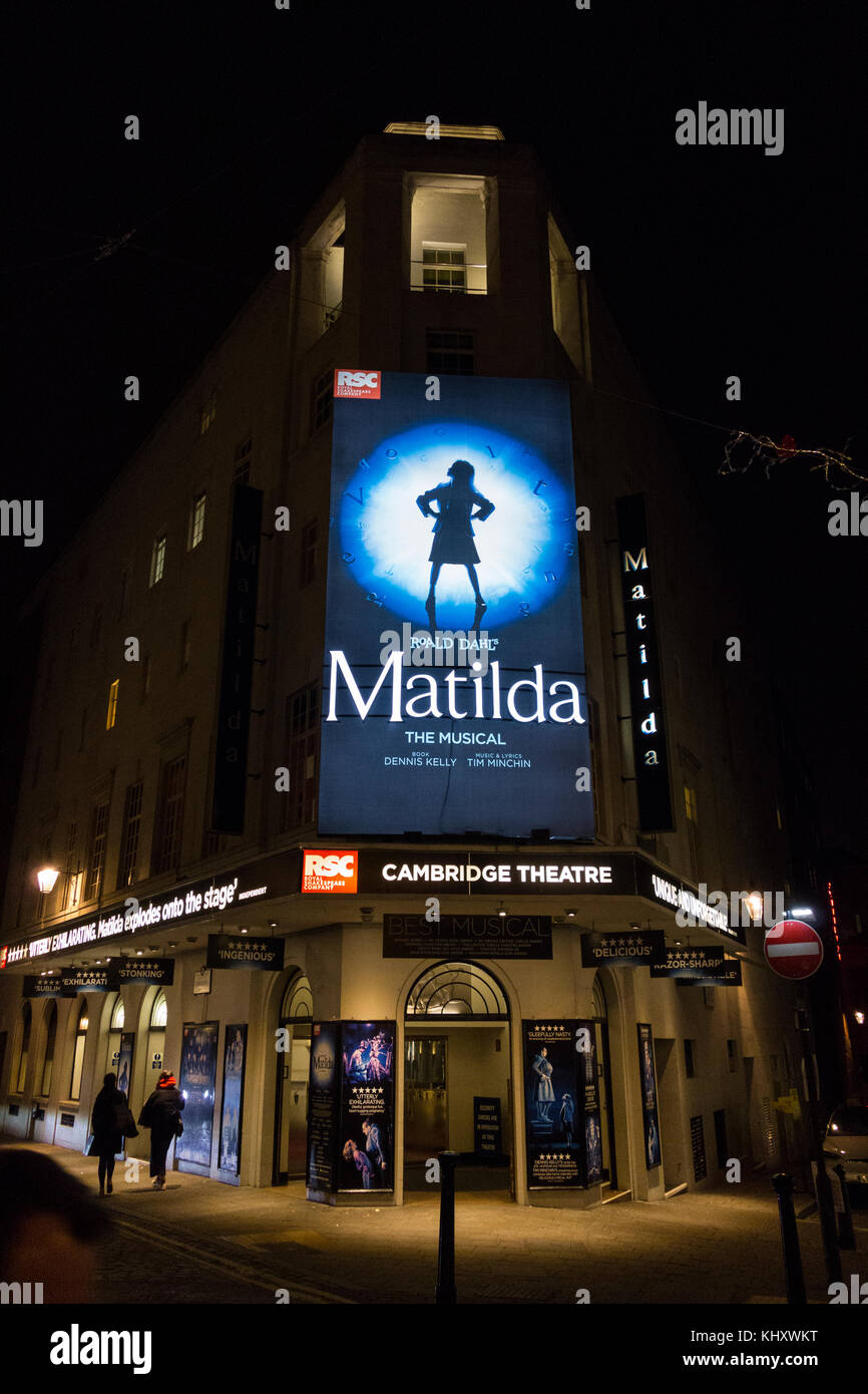 Matilda di Roald Dahl al Cambridge Theatre on Seven Dials nel West End di Londra. Foto Stock