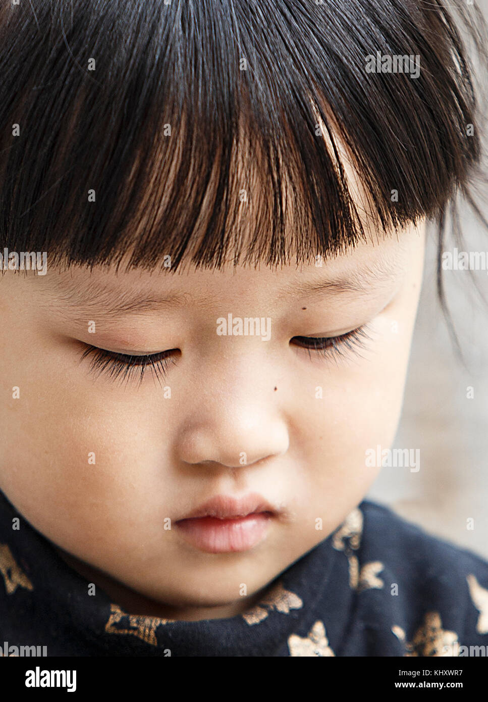 Xian,Cina - ottobre 22,2017: bambina gioca con l'iphone sulla strada a ottobre 22, in Cina. Foto Stock