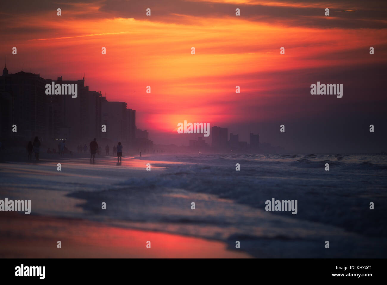 La gente sulla spiaggia al tramonto, North Myrtle Beach, Carolina del Sud, Stati Uniti Foto Stock