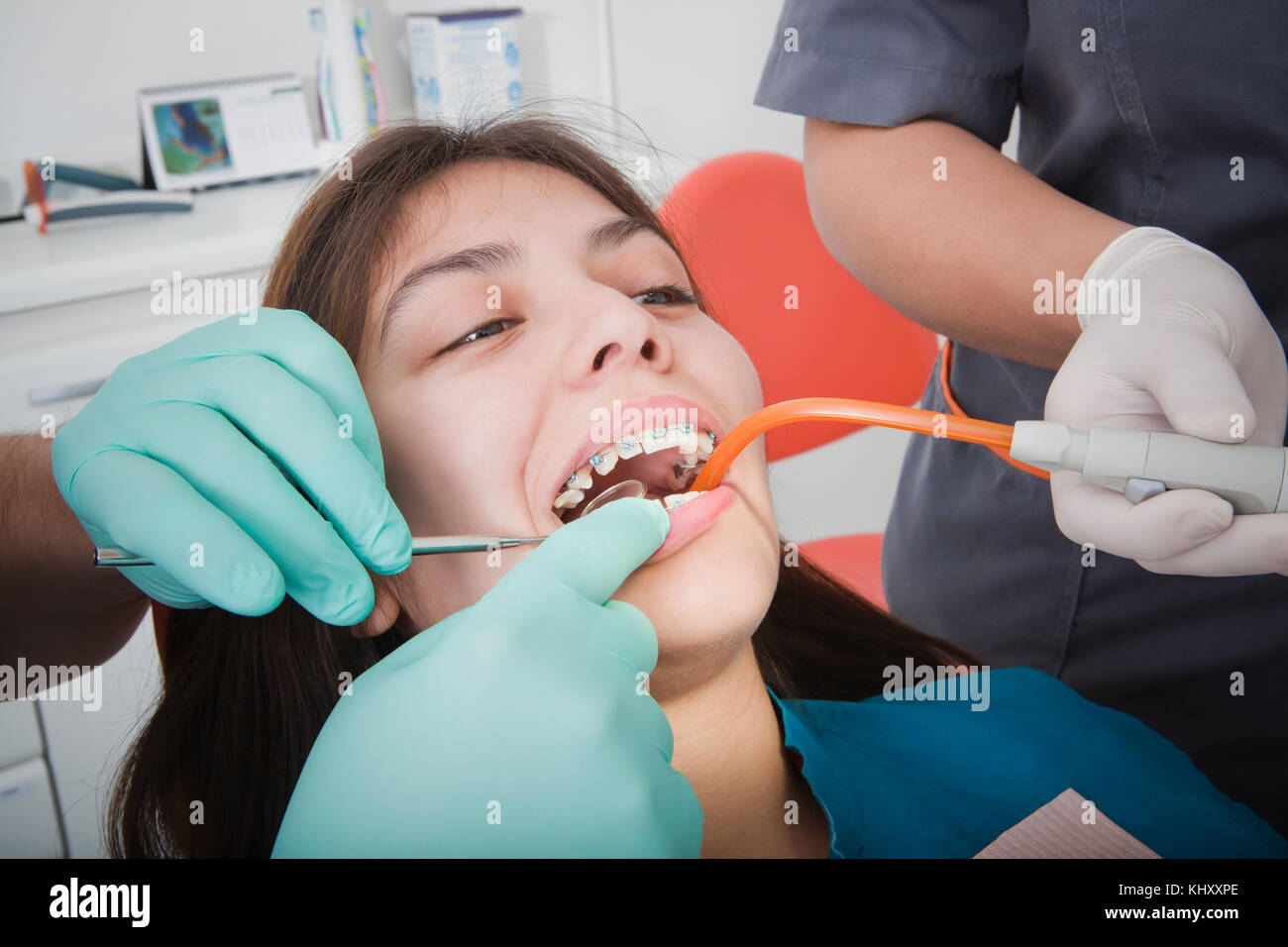 Dentista e infermiere con paziente Foto Stock
