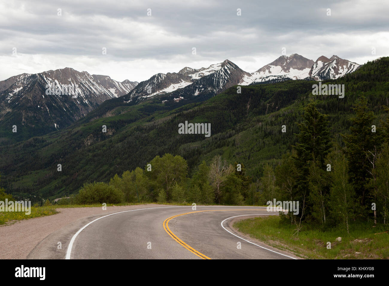 Vista di autostrada e paesaggio di montagna, Colorado, STATI UNITI D'AMERICA Foto Stock