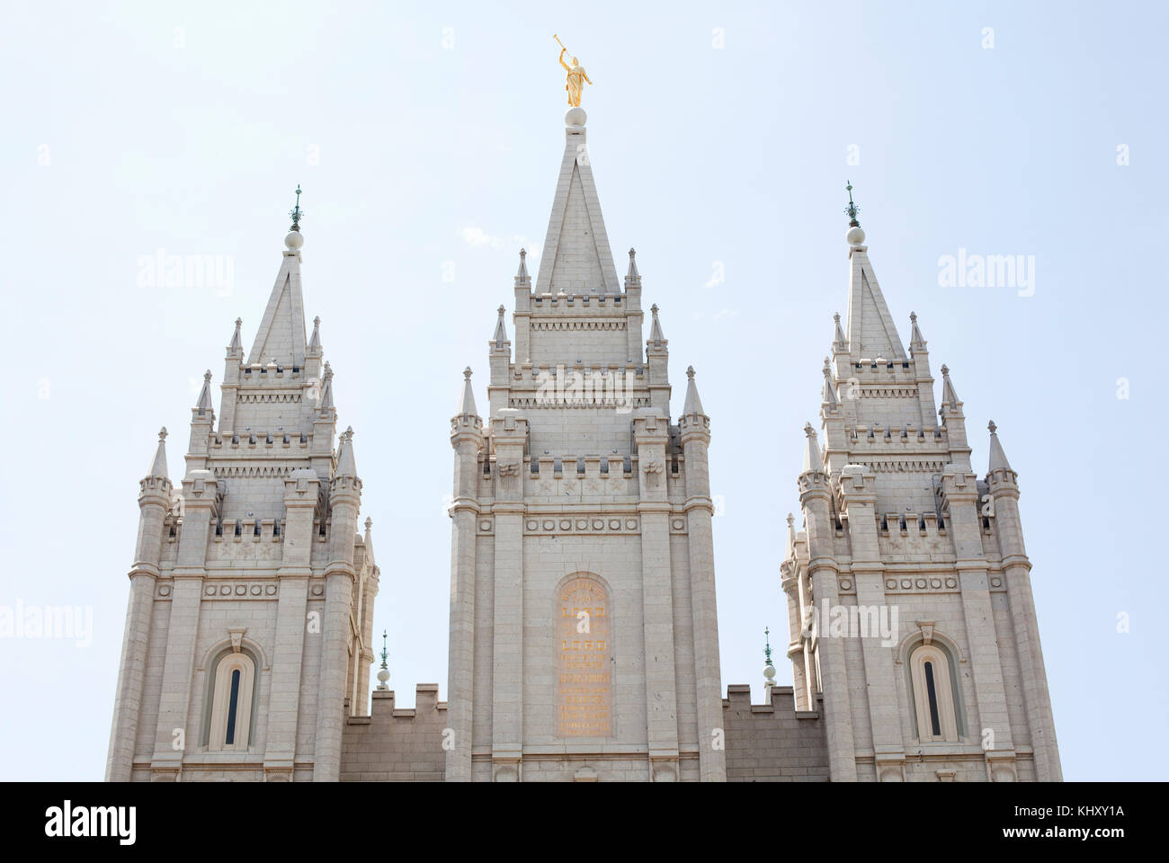 Basso angolo di vista tempio mormone guglie, Salt Lake City, Utah, Stati Uniti d'America Foto Stock