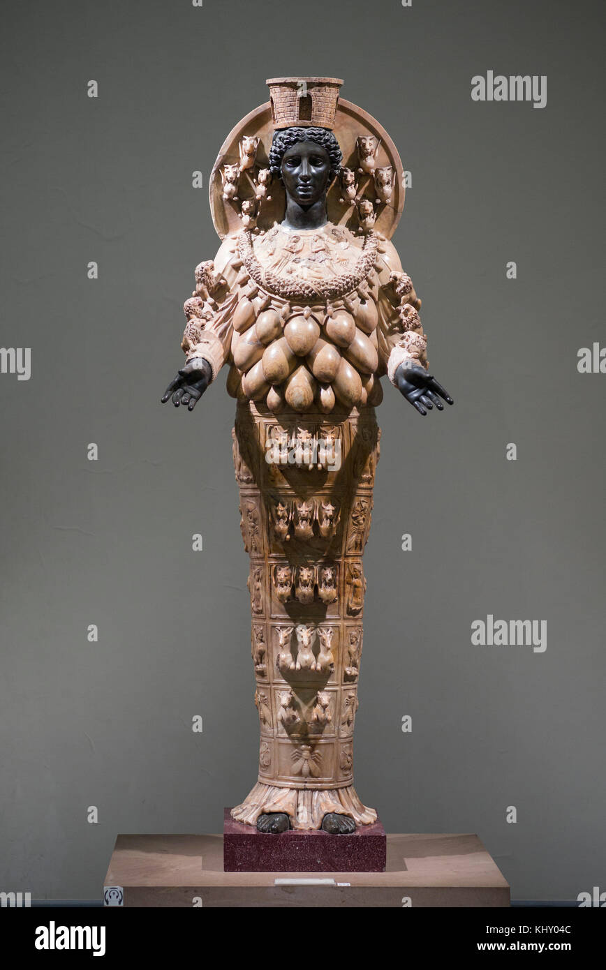 Napoli. L'Italia. Artemis di Efeso, antica scultura romana, II secolo D.C. Museo Archeologico Nazionale di Napoli. Museo Archeologico Nazionale Foto Stock