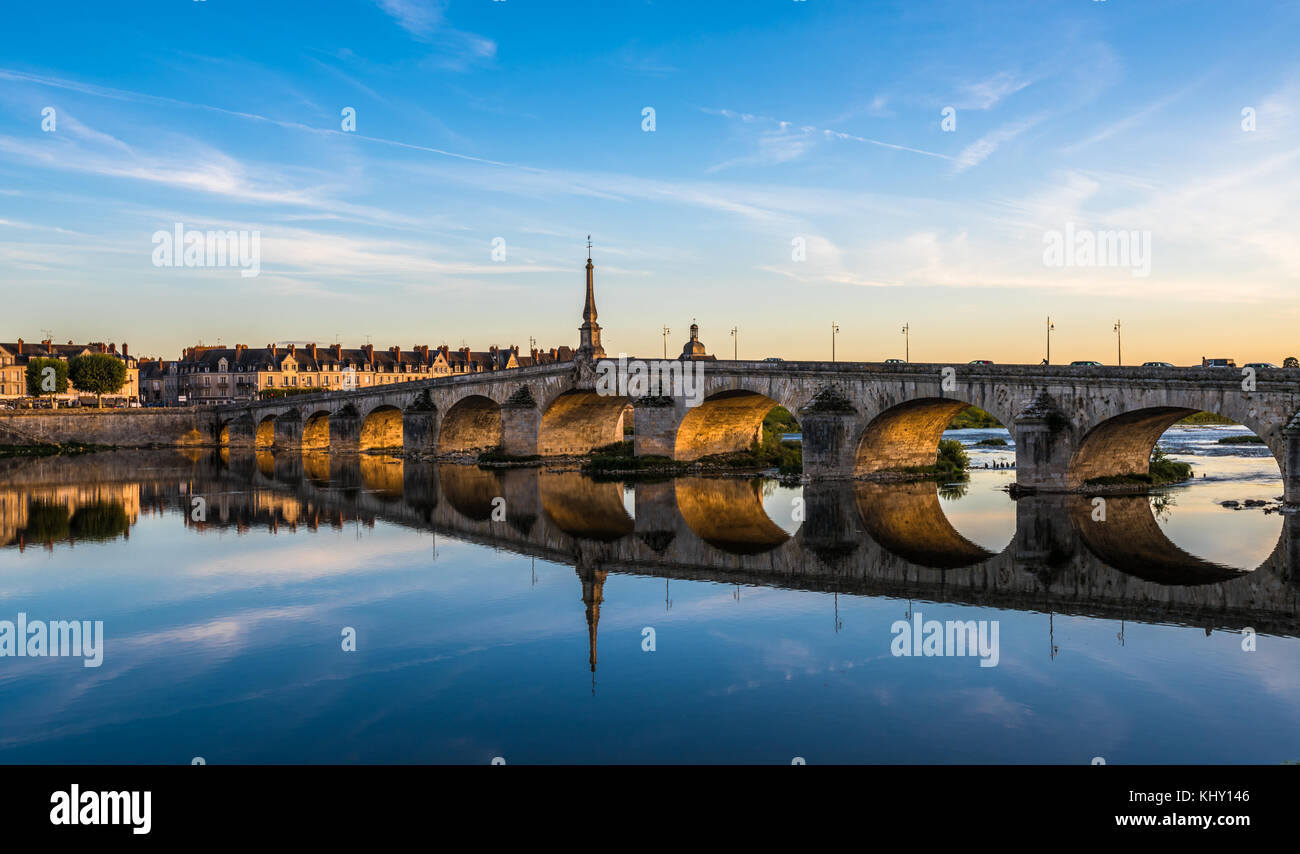 Jacques-Gabriel ponte sopra il fiume Loira a Blois, Francia Foto Stock