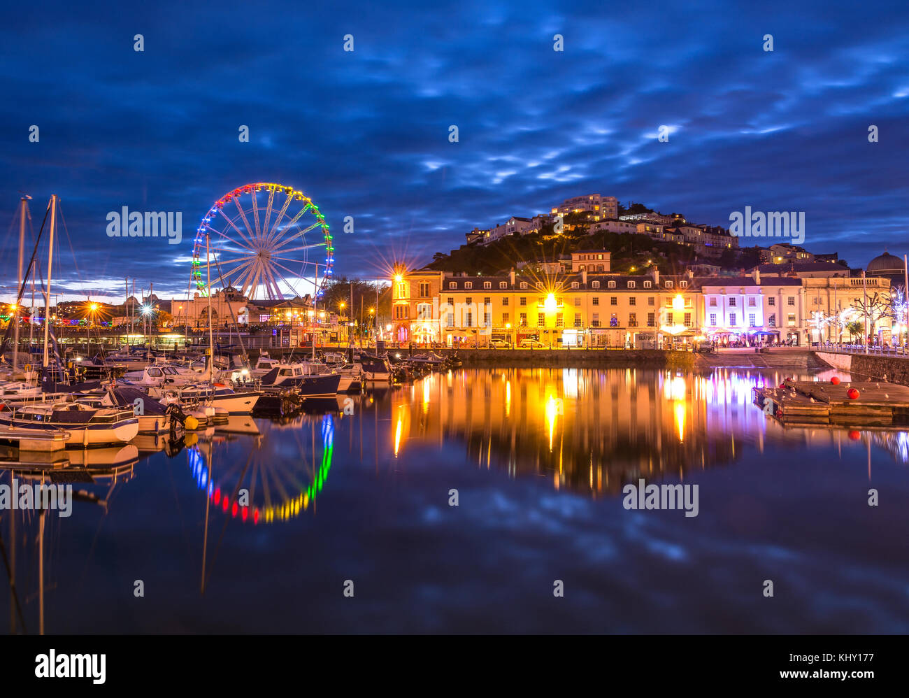 Torquay Harbour presi al crepuscolo in una calda serata di maggio. Foto Stock