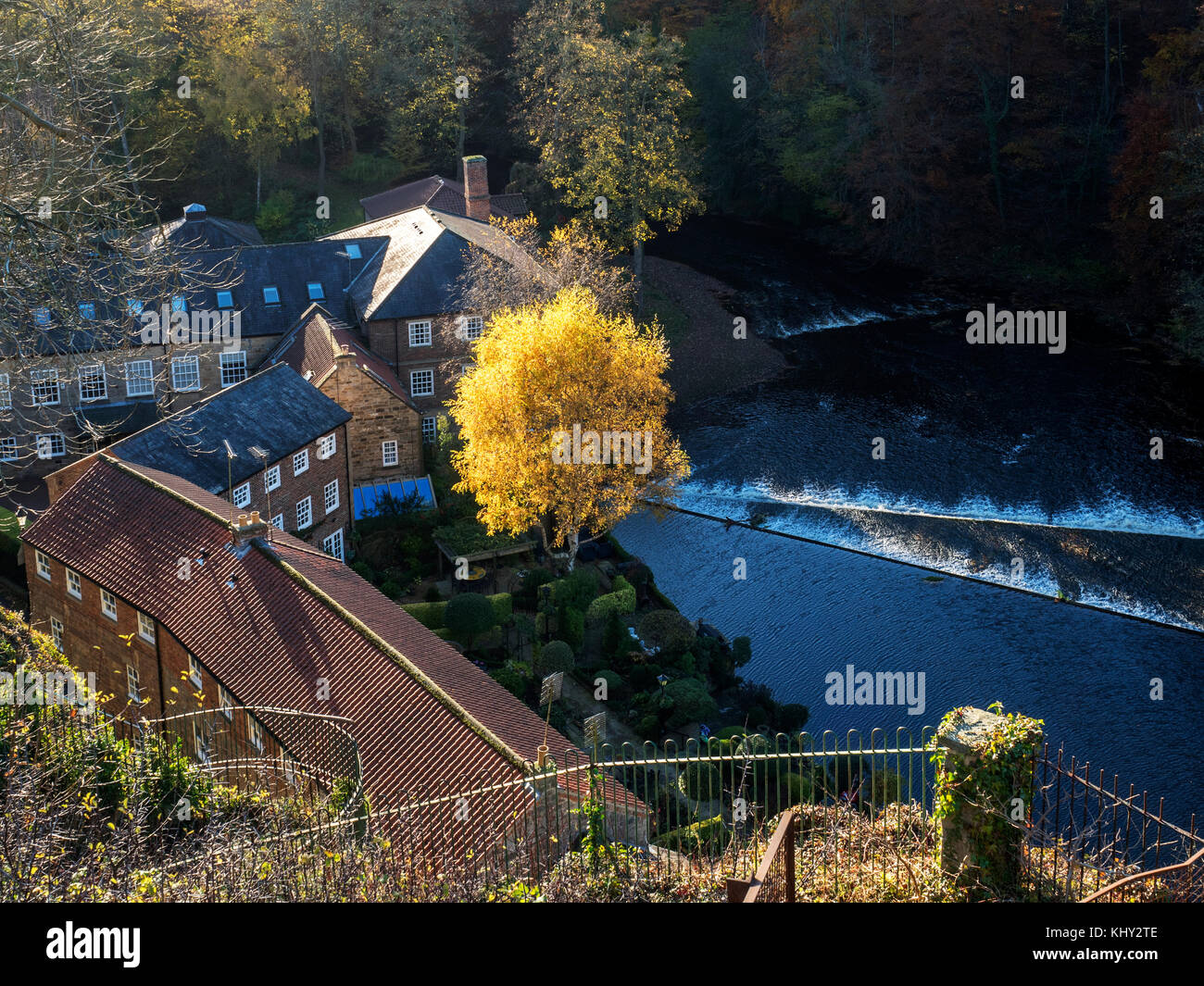 Mulini a castello Convertito vecchio edificio del mulino in autunno Knaresborough North Yorkshire, Inghilterra Foto Stock