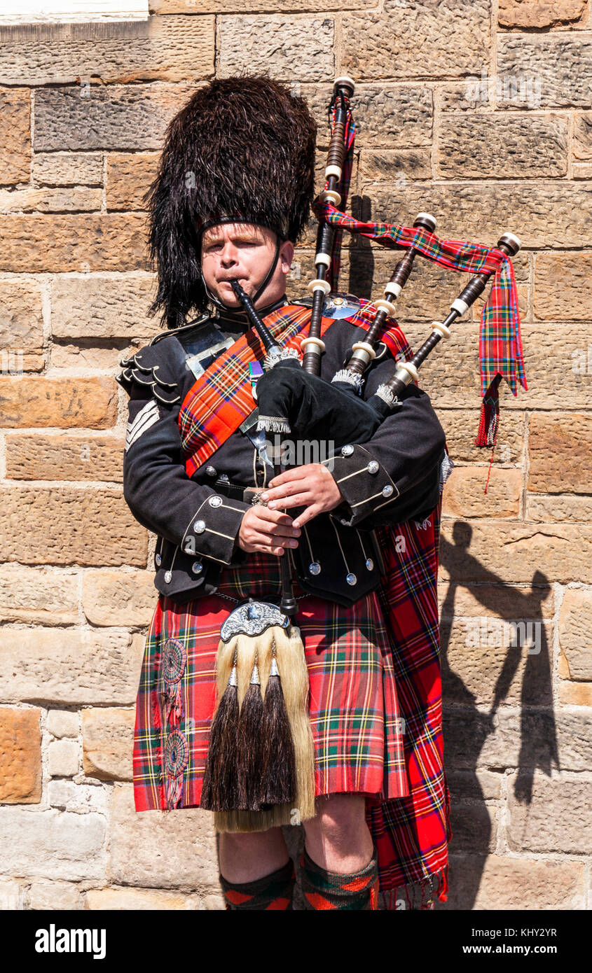 Edimburgo Scozia Edimburgo busker scottish piper uomo in kilt giocando le cornamuse musicista di strada Foto Stock