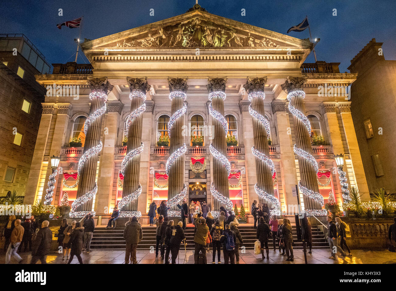 Vista notturna esterna del ristorante Dome su George Street con decorazioni natalizie a Edimburgo New Town, Scozia, Regno Unito. Foto Stock