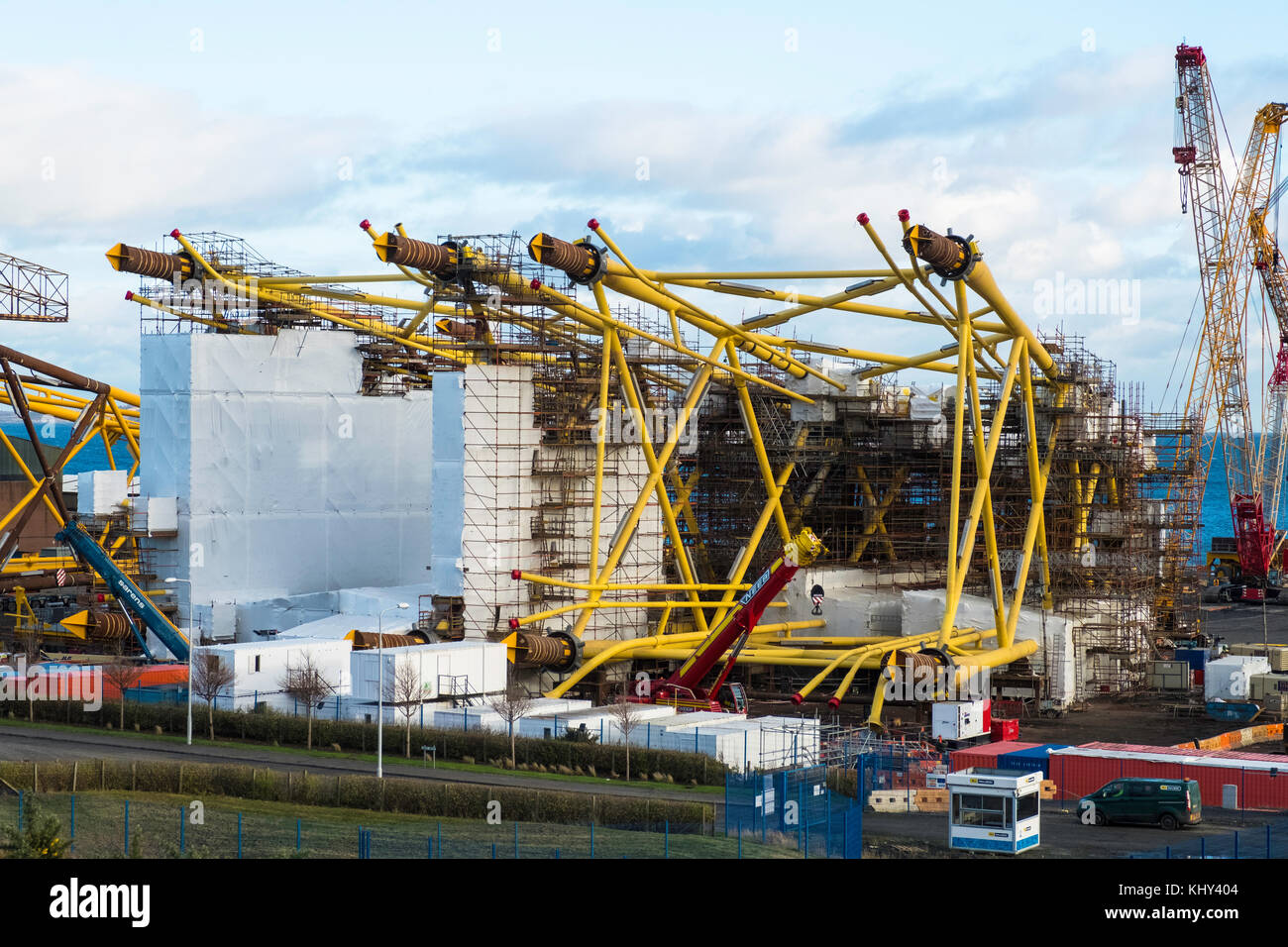 Vista di Burntisland Fabrications cortile a Fife parco energetico in Winchester in Fife, Scozia, Regno Unito. Essi costruire piattaforme e moduli per il petrolio offshore, Foto Stock