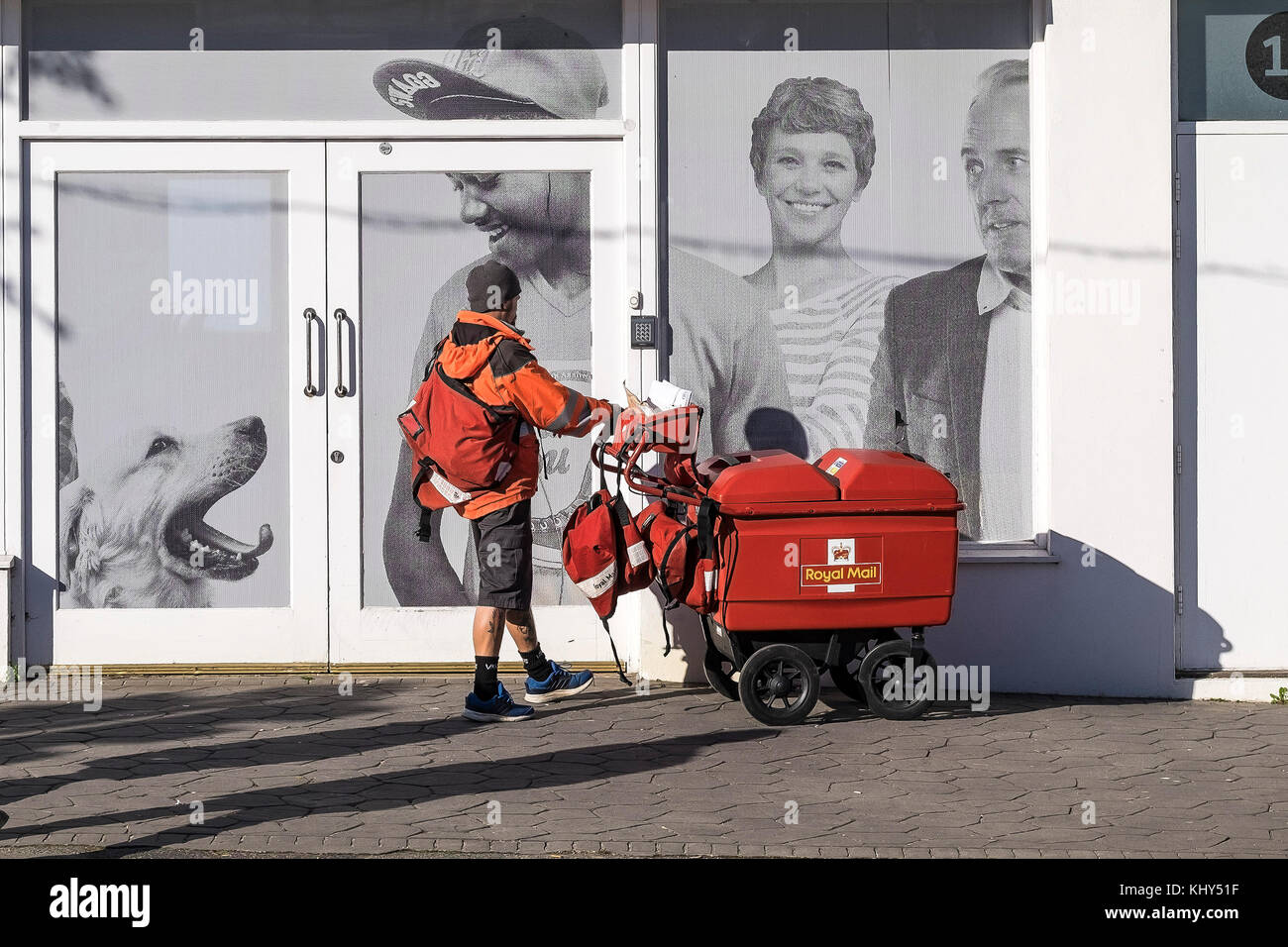 Un addetto postale Royal Mail. Foto Stock
