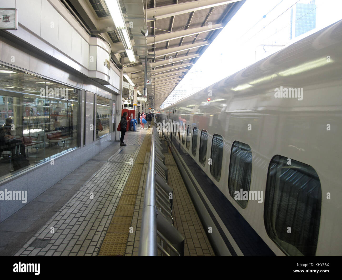 Shinkansen presso il Tokyo-eki Foto Stock