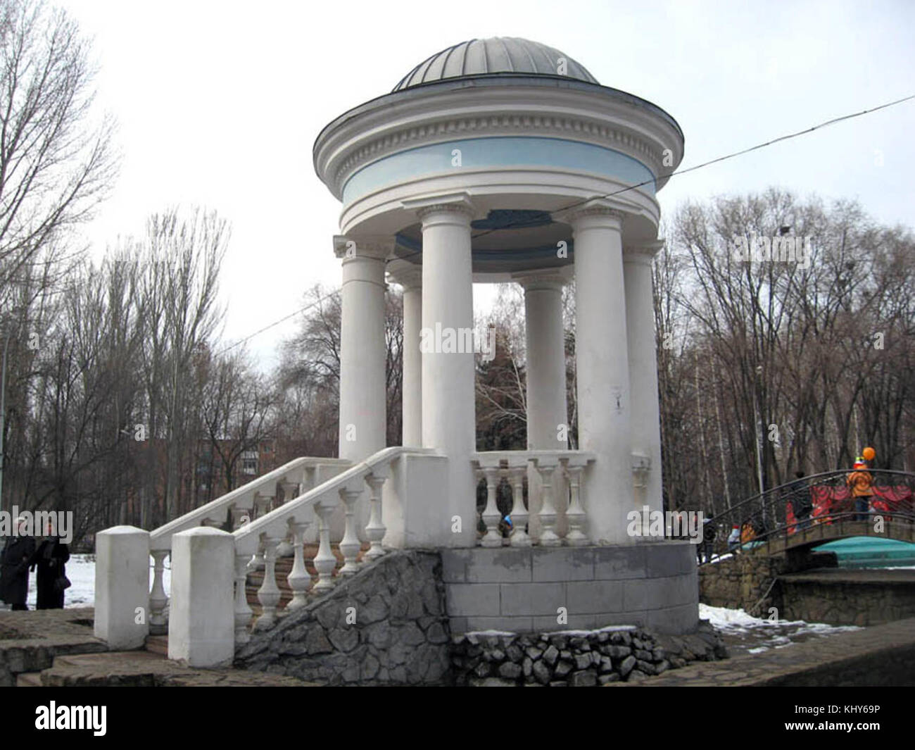 Una fotografia della Rotonda nel Parco centrale di Volzhsky, che cattura la caratteristica architettonica in un parco. Foto Stock