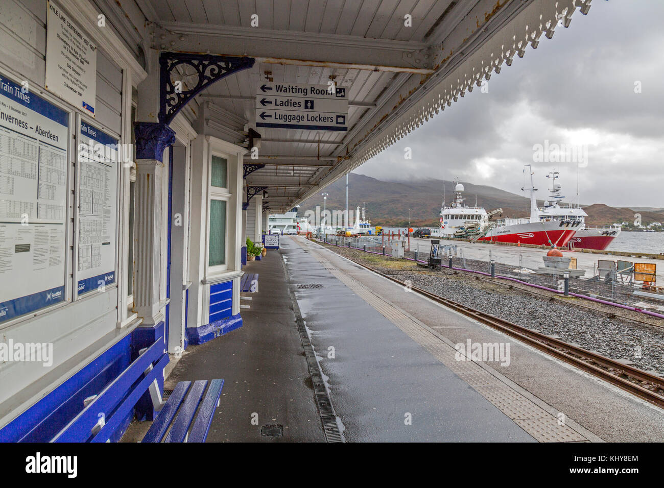 Alla fine della linea - Kyle of Lochalsh stazione ferroviaria terminus è sulla banchina del porto nella west coast città, Highland, Scotland, Regno Unito Foto Stock