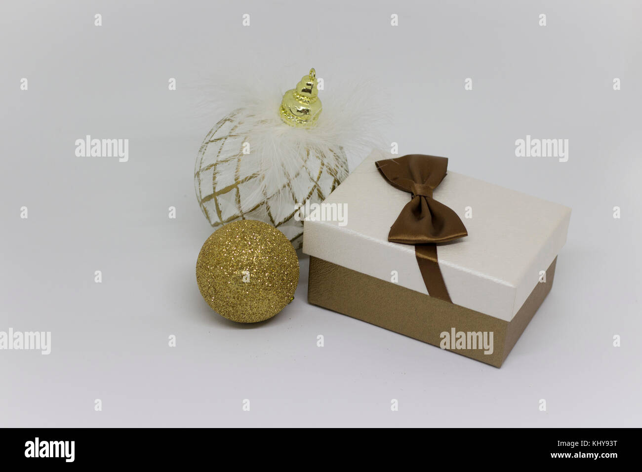 Composizione di natale con una confezione regalo e sfere Foto Stock