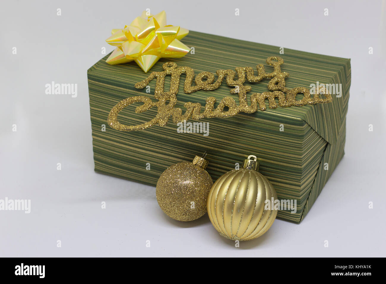 La scritta buon natale confezione regalo e sfere Foto Stock