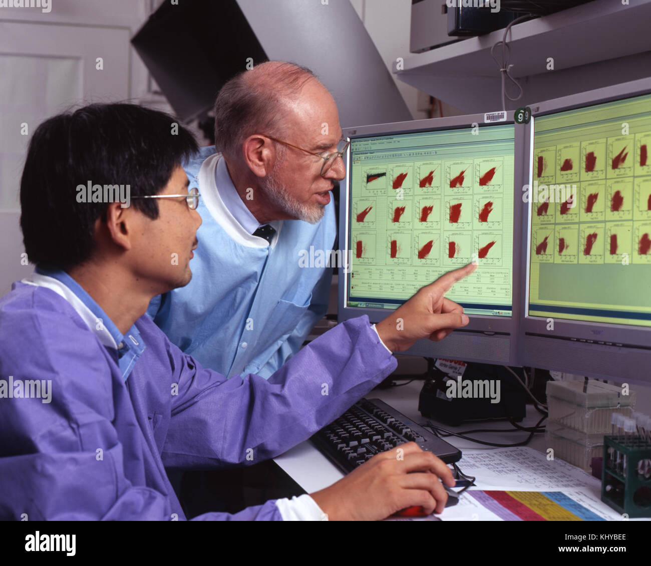 I ricercatori di revisione dei dati del cancro Foto Stock