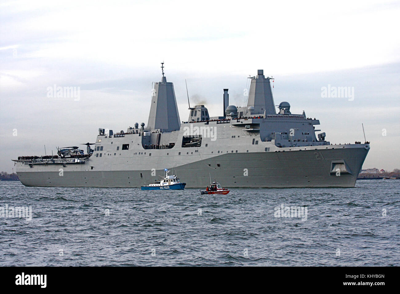 La USS New York è una nave attraccata nel fiume Hudson per essere visitata al pubblico nel novembre 2009. La nave è notevole per il suo design, realizzato parzialmente in acciaio recuperato dal World Trade Center dopo gli attacchi del 9/11, simboleggiando la resilienza e la ricostruzione. Foto Stock