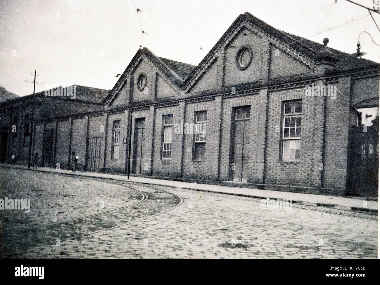L'immagine del magazzino del Companhia Pantaleone Arcuri del 1930 riflette l'architettura industriale dell'epoca. Mostra le strutture di stoccaggio dell'azienda utilizzate per le operazioni di produzione. Foto Stock