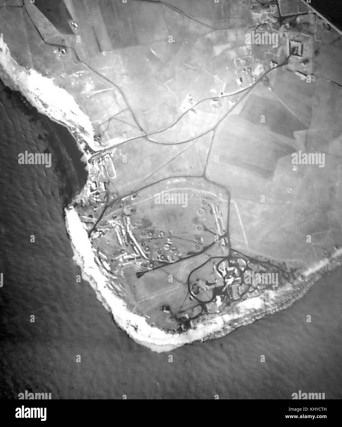 Questa fotografia di ricognizione della RAF cattura l'area strategica di Cap Gris Nez in Francia, scattata durante la seconda guerra mondiale. Fornisce una registrazione visiva del paesaggio e dell'attività militare nella regione durante il conflitto. Foto Stock