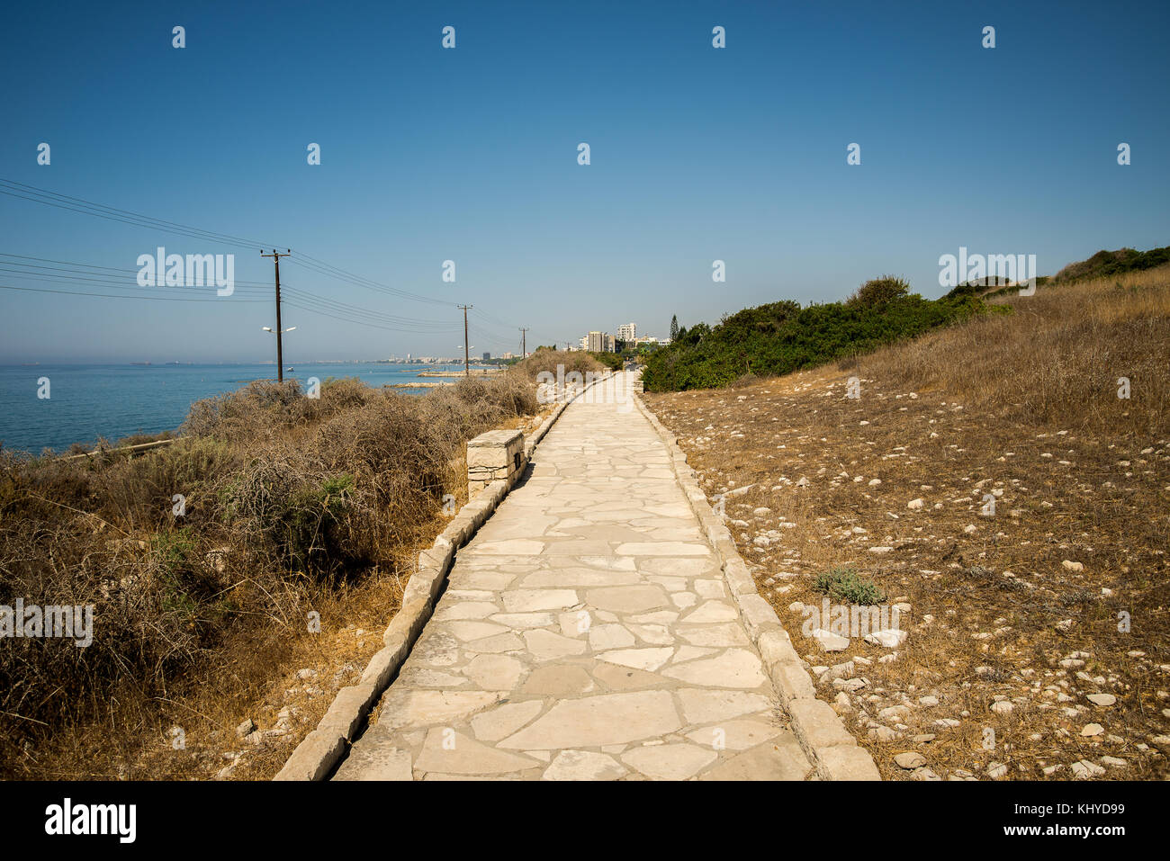 Percorso pedonale pavimentato lungo il mare per antica acropoli sito a limassol, Cipro Foto Stock