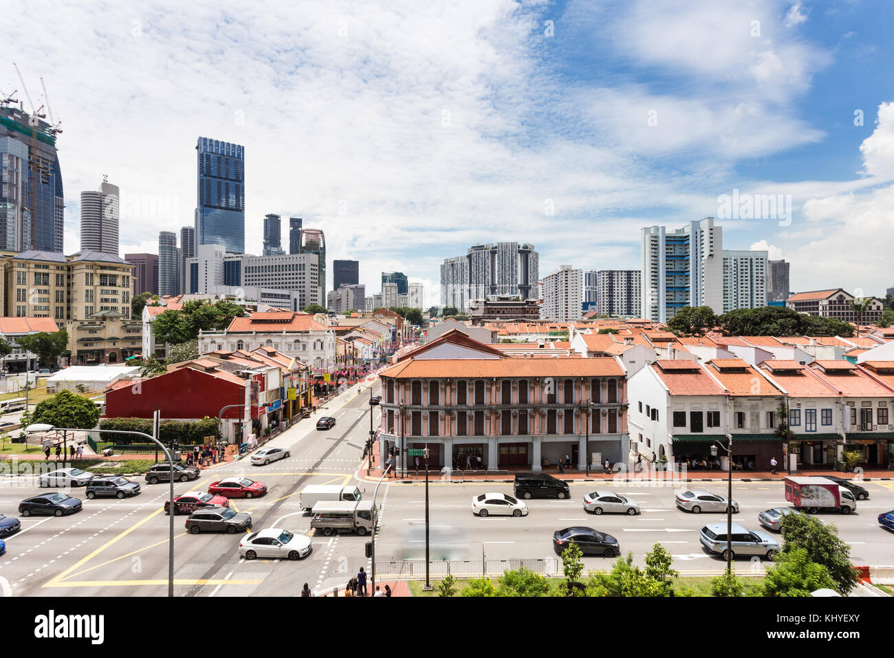 Angolo di alta vista di Singapore Chinatown con i grattacieli del quartiere finanziario in background in Singapore nel sud-est asiatico Foto Stock