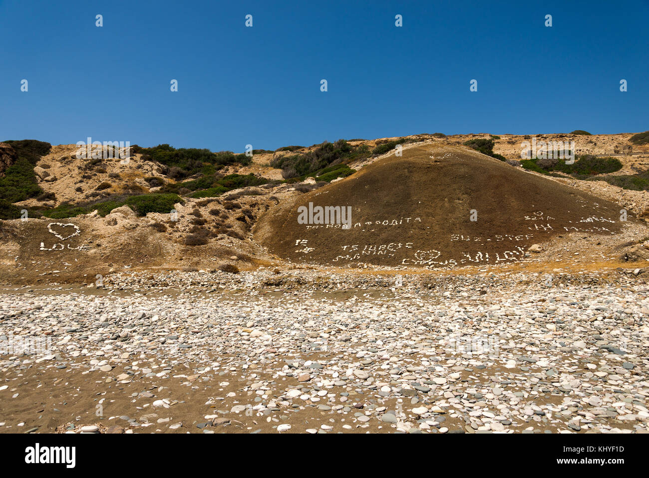 Pietra scolpite scritti e di cuori su di una collina a aphrodite la spiaggia di roccia in Cipro tra Limassol e Paphos Foto Stock