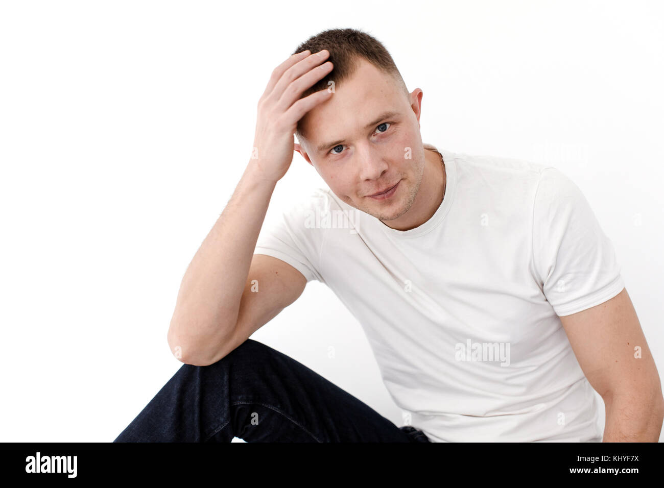 Giovane uomo informale che pongono in telecamera Foto Stock