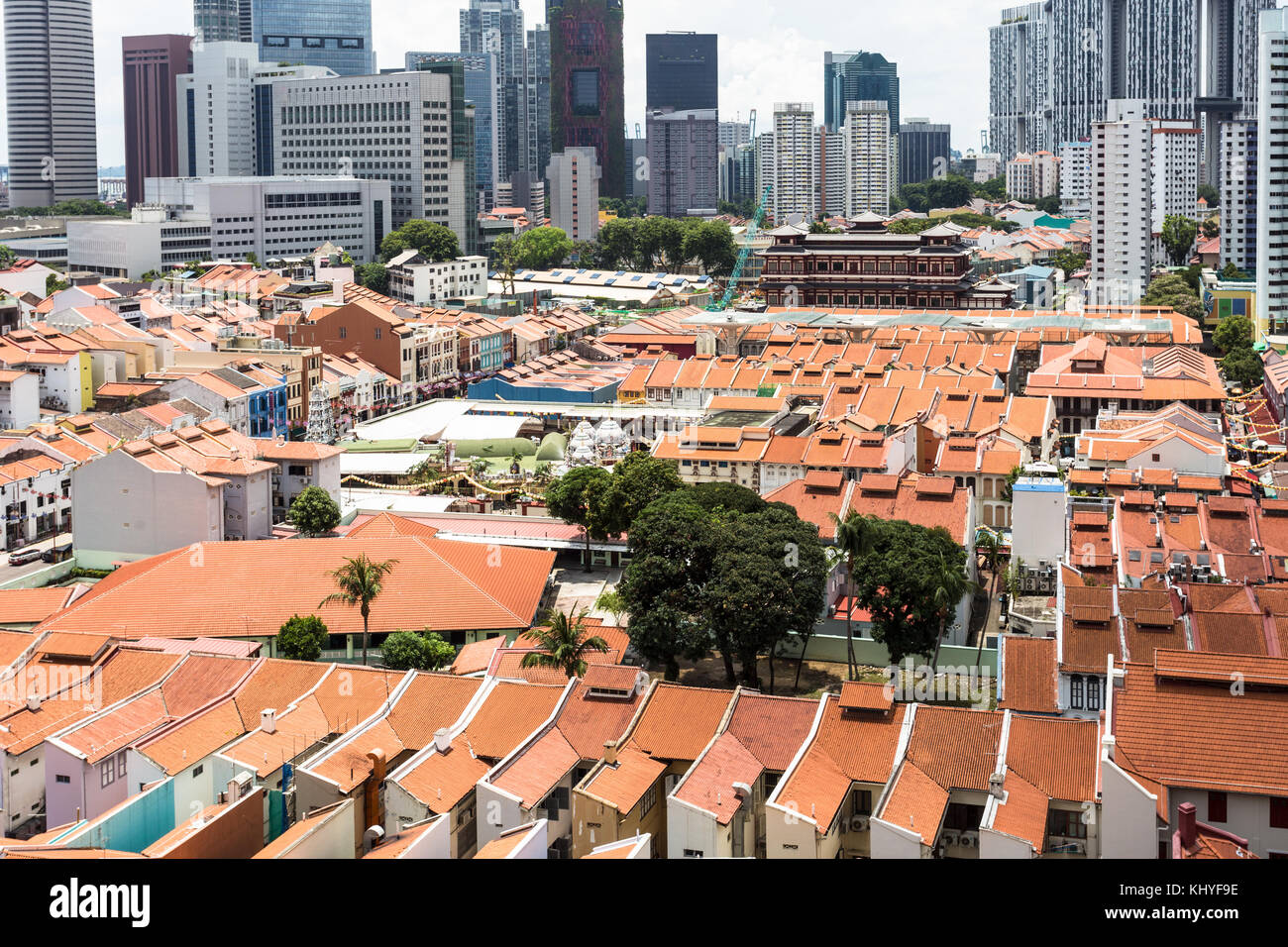 Vista aerea di Singapore Chinatown con il dente del buddha reliquia del tempio e i grattacieli del quartiere finanziario in background in Singapore Foto Stock