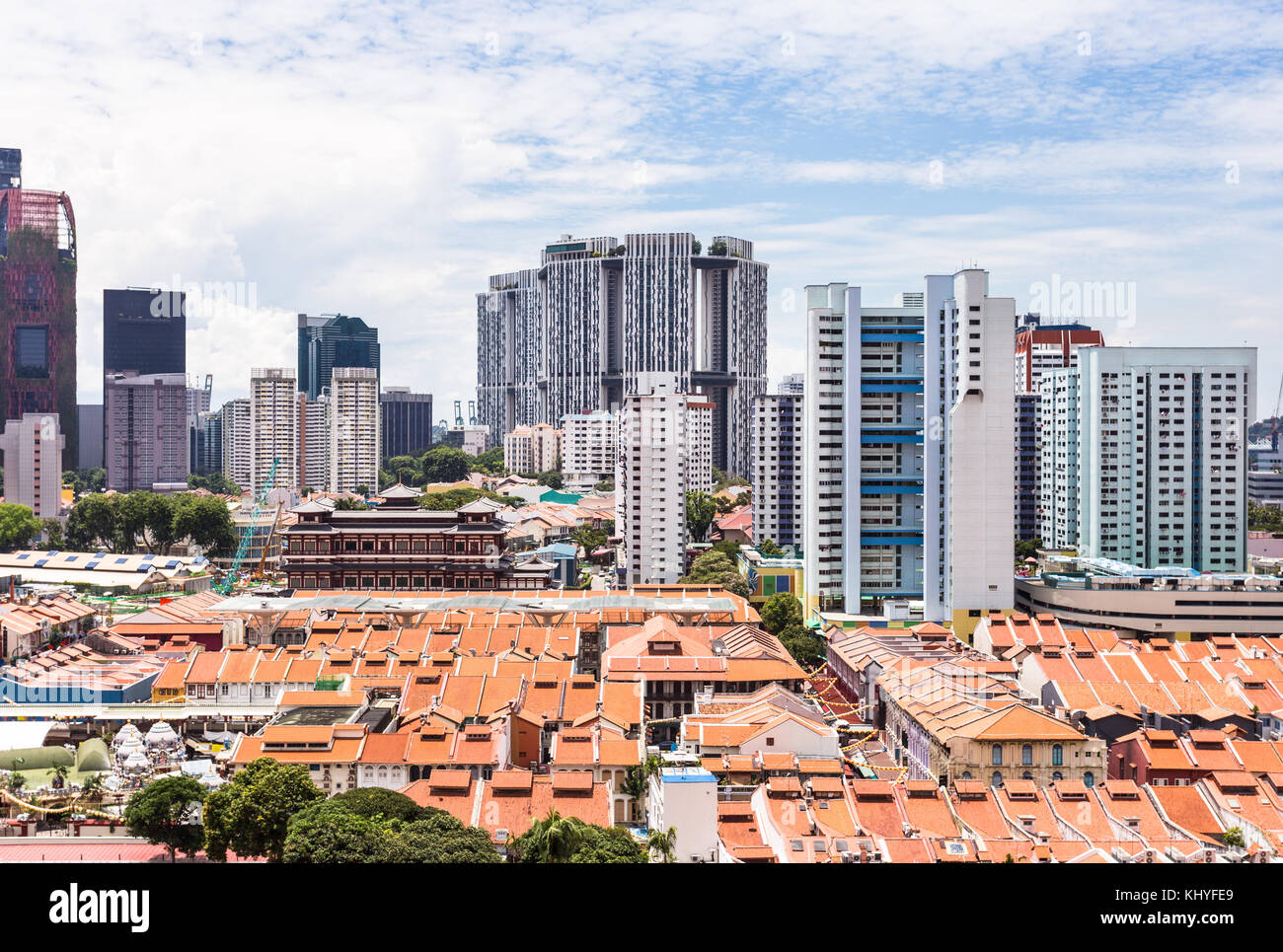Vista aerea di Singapore Chinatown con il dente del buddha reliquia del tempio e i grattacieli del quartiere finanziario in background in Singapore Foto Stock