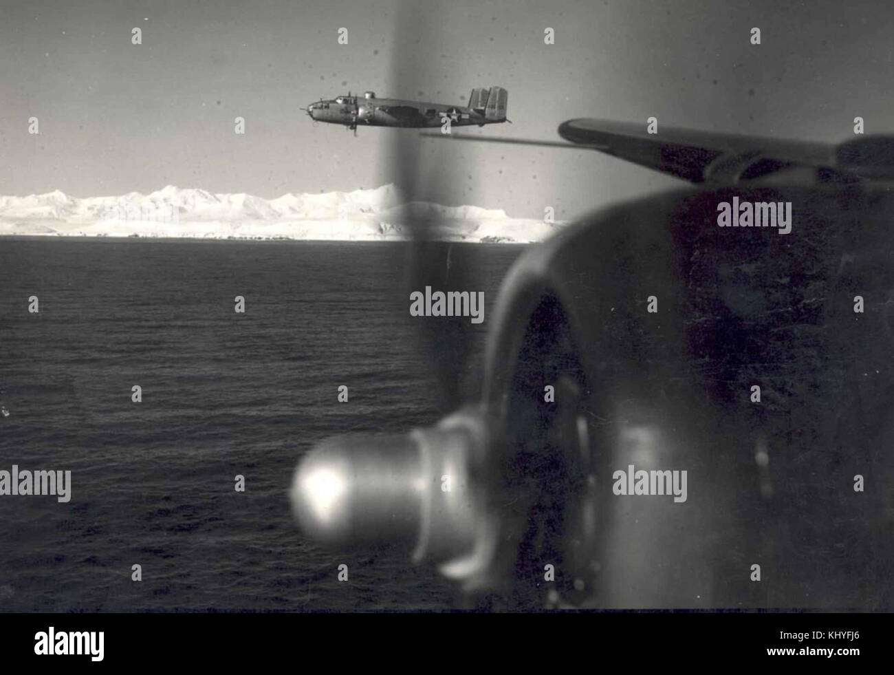 Aerei da guerra mondiale ii battenti su acqua in missione Foto Stock