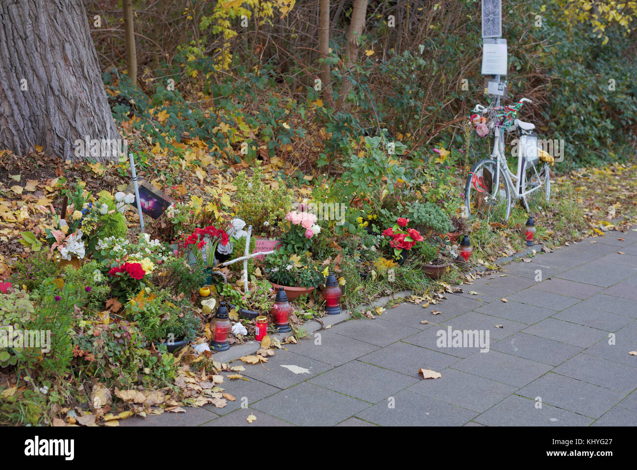 Ghost bike ricordando Miriam S. (19), che è stato ucciso 2015 in un sistema illegale di auto in gara Auenweg, Colonia, Germania Foto Stock