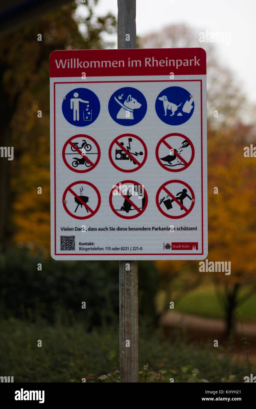 Il tedesco segno di ciò che è consentito e vietato in Rheinpark, Colonia Germania Foto Stock