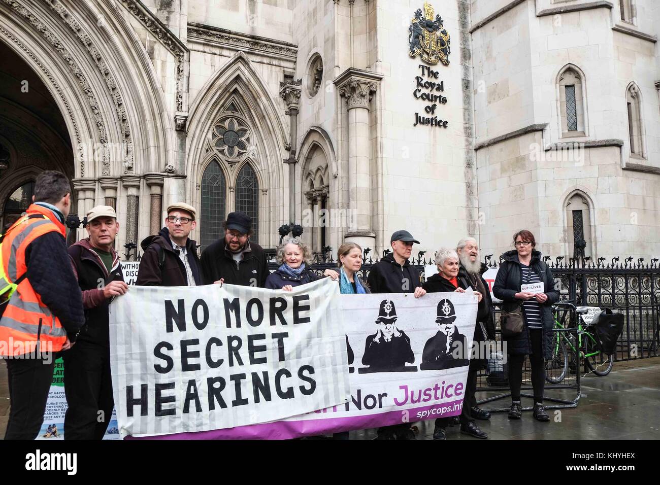 Londra, XX novembre 2017. Giorno uno dell'inchiesta pubblica in undercover policing, manifestanti tra cui la baronessa Jenny Jones,Partito Verde peer chiamata, sull'Inchiesta per rilasciare il coperchio nomi e aprire i file con le persone che sono state pedinati. :Credit Claire Doherty/Alamy Live News Foto Stock