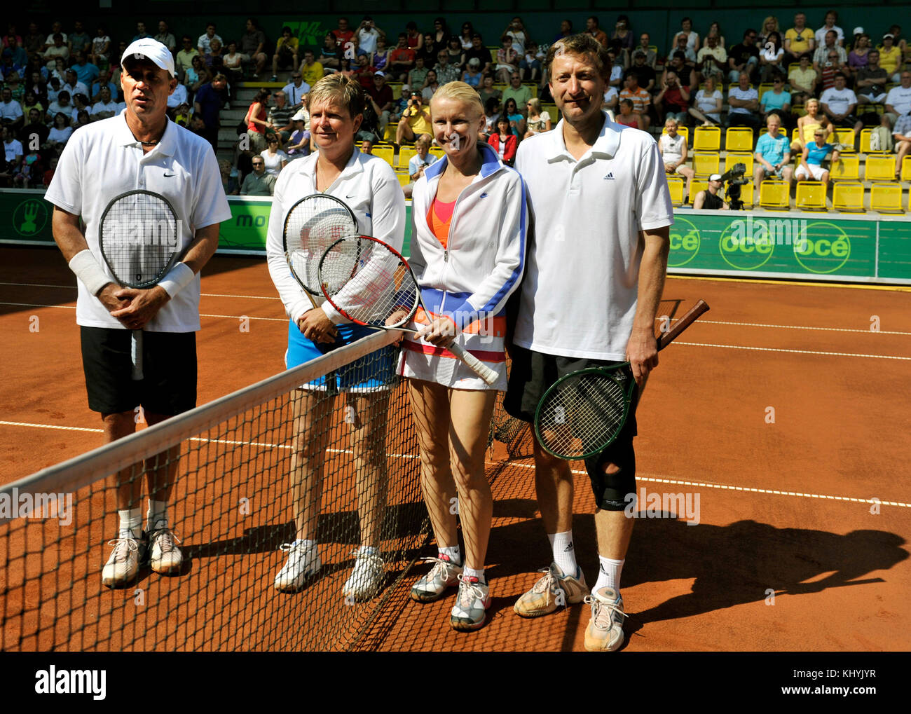 Prostejov, Repubblica Ceca. 4 giugno 2011. FOTO DEL FILE del 4 giugno 2011 da sinistra: I tennisti cechi Ivan Lendl, Hana Mandlikova, Jana Novotna e Milos Mecir posano ai fotografi durante la partita di tennis a Prostejov, Repubblica Ceca, 4 giugno 2011. La tennista ceca Jana Novotna, vincitrice di Wimbledon, è morta dopo una grave malattia domenica 19 novembre 2017 all'età di 49 anni. Ha vinto il titolo di singolo femminile a Wimbledon nel 1998. Ha lavorato come allenatore di tennis negli ultimi anni. Crediti: Vladislav Galgonek/CTK Photo/Alamy Live News Foto Stock