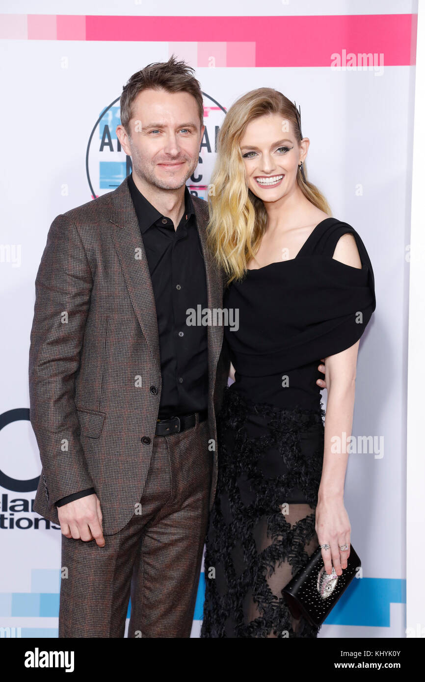 Chris Hardwick e Lydia Hearst partecipano agli American Music Awards 2017, AMA, al Microsoft Theatre di Los Angeles, USA, il 19 novembre 2017. Foto: Hubert Boesl - NESSUN SERVIZIO DI TELECOMUNICAZIONE - foto: Hubert Boesl/dpa Foto Stock