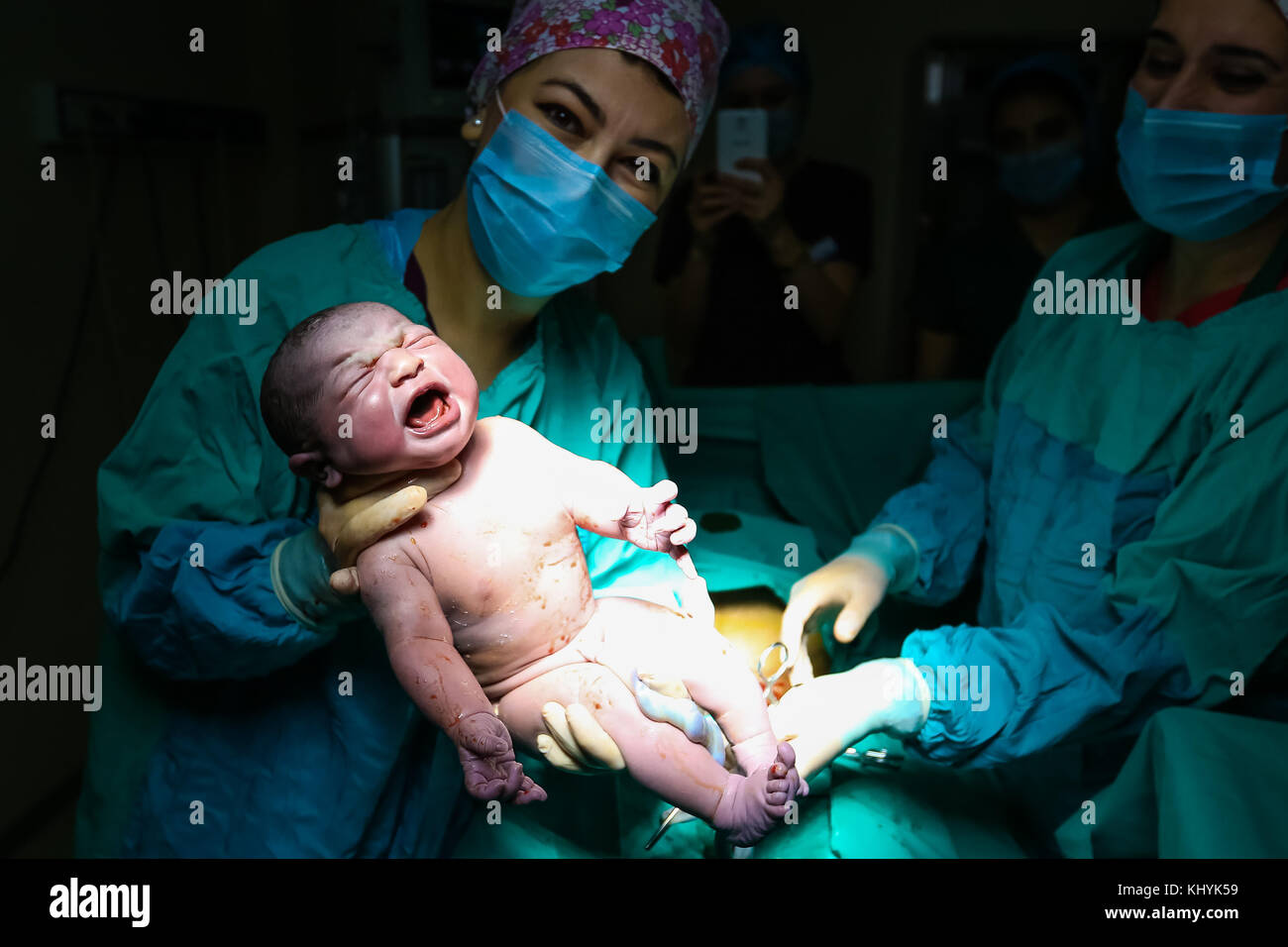 Una vista ravvicinata di un neonato boy erogata mediante taglio cesareo Foto Stock