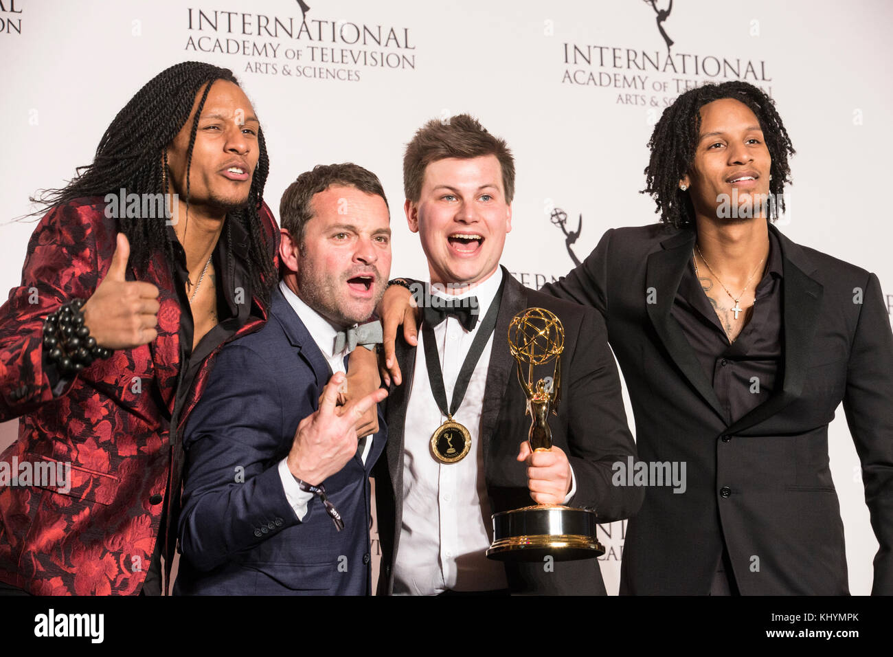 New york, Stati Uniti. Xx nov, 2017. wim janssen & kamiel de bruyne vincitore non-scripted entertainment & les twins larry & laurent nicolas bourgeois pongono sul palco in sala stampa per 2017 internation Emmy awards a Hilton hotel credito: lev radin/alamy live news Foto Stock