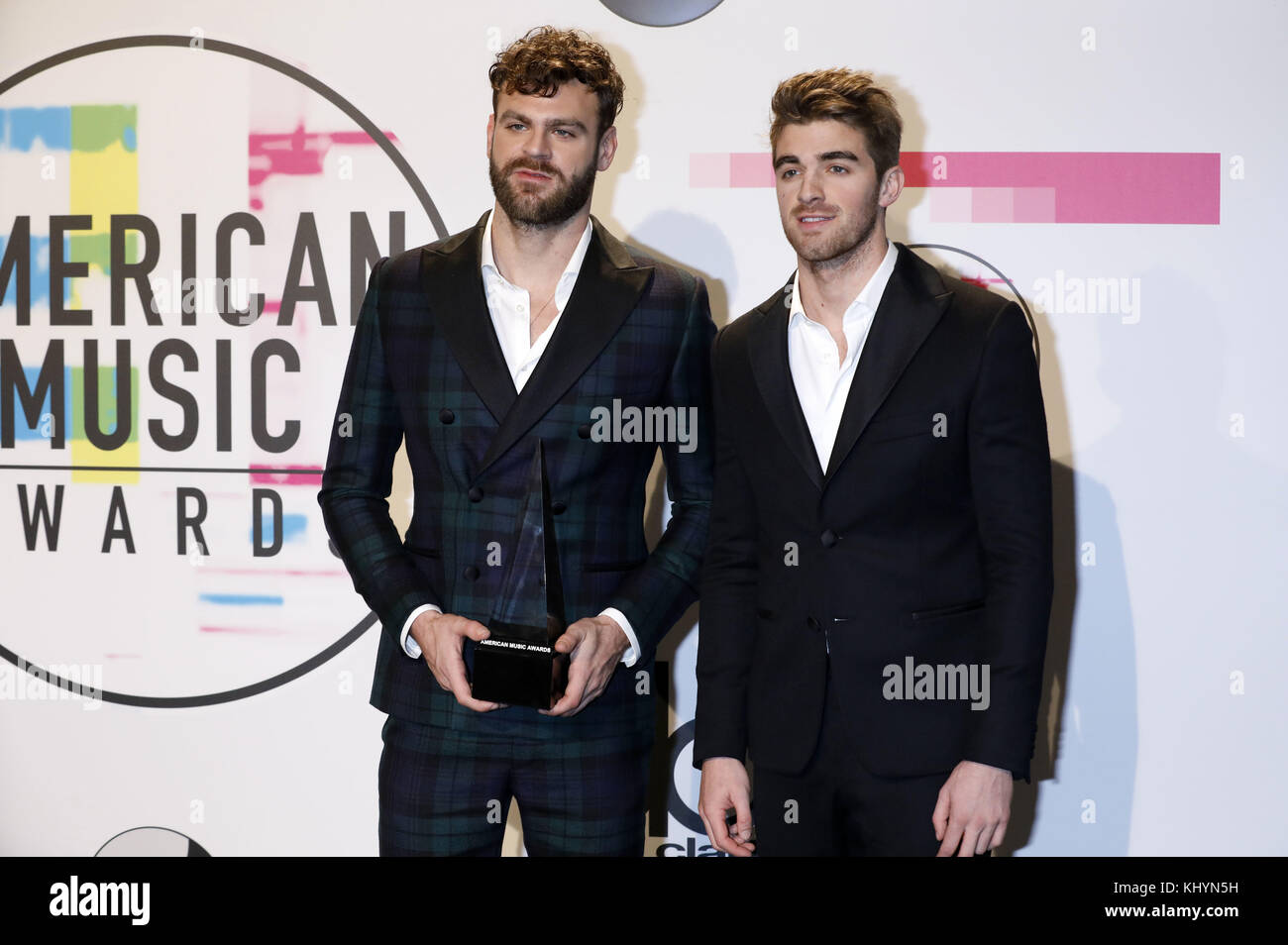 Alex Pall e Andrew Taggart (i Chainsmokers) partecipano al 2017 American Music Awards al Microsoft Theatre il 19 novembre 2017 a Los Angeles, California. | Verwendung weltweit Foto Stock