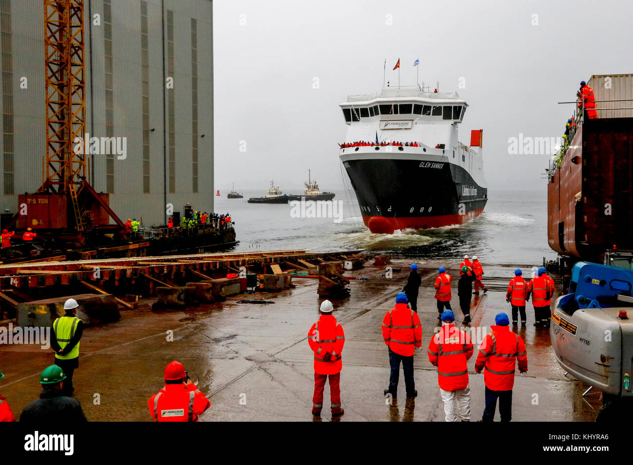 Port Glasgow, Scotland, Regno Unito. Xxi Nov, 2017. Migliaia di spettatori si è rivelato in heavy rain per guardare NICOLA storione, Primo ministro di Scozia lanciare la MV Glen Sannox dallo scalo di Ferguson in cantiere, Port Glasgow. Ferguson in cantiere è stata quasi in Amministrazione nel mese di agosto 2014 di perdere più di 70 posti di lavoro ma è stato liberato dal cantiere ora proprietario JIM McCOLL che ha elogiato la decisione dei governi di ordinare due a doppio combustibile delle navi Credito: Findlay/Alamy Live News Foto Stock