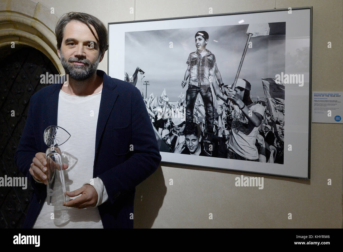 Una foto del fotografo slovacco Martin Bandzak (nella foto) chiamata Hezbollah, celebrazione della vittoria su Israele ha vinto oggi il concorso Czech Press Photo, diventando la fotografia dell'anno 2017. Più di 7.000 foto di 482 autori hanno partecipato al Czech Press Photo di Praga, Repubblica Ceca, 21 novembre 2017. Bandzak, dell'organizzazione umanitaria Magna, ha fatto il quadro in bianco e nero con un telefono cellulare. La sua foto mostra un ragazzo in piedi sulle spalle della folla durante un raduno di Hezbollah in Libano e ha vinto anche la categoria Contemporary Issues. (CTK Photo/Ondrej Deml) Foto Stock