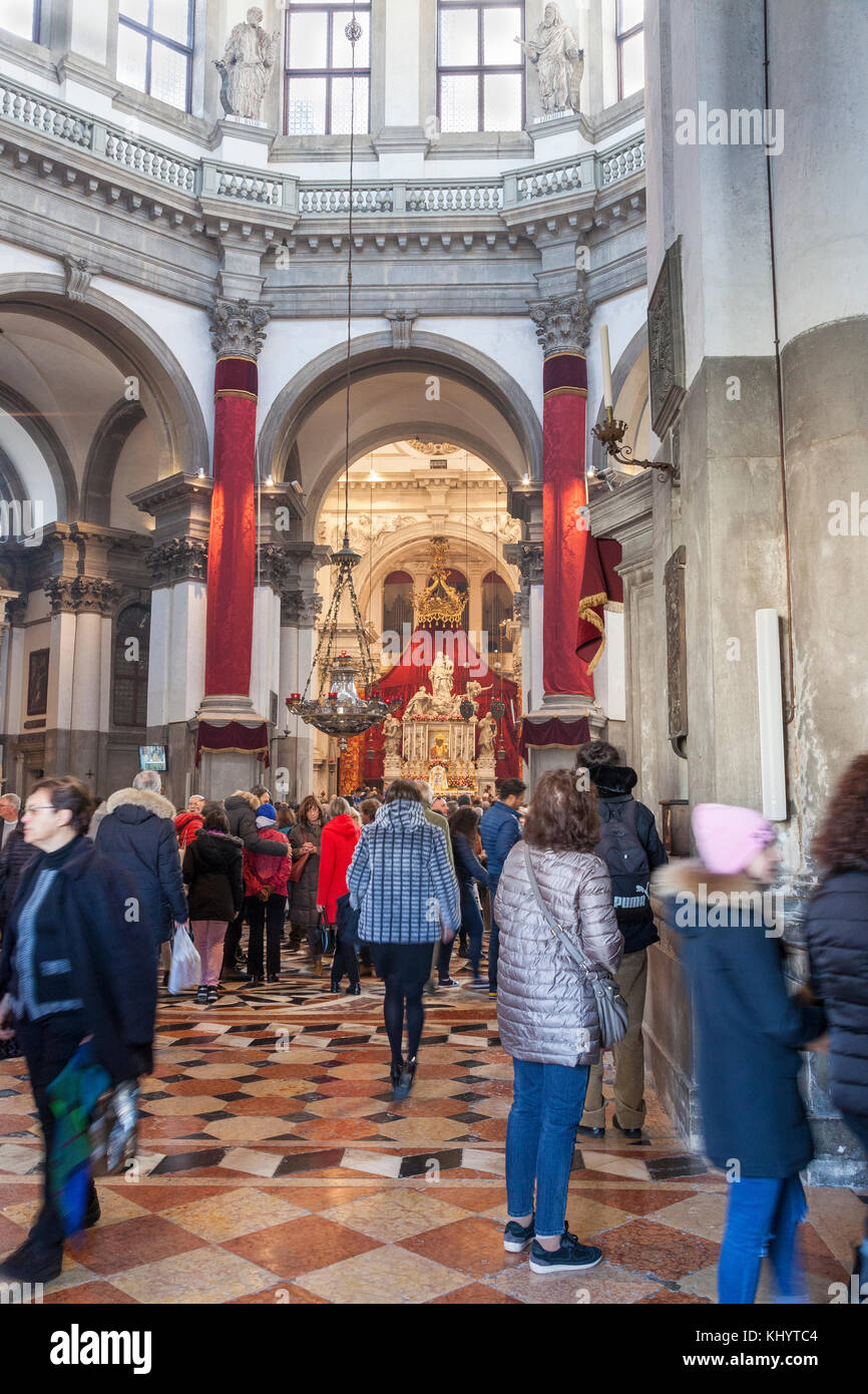 Venezia, Italia, 21 novembre 2017. Festa della Madonna della Salute. La Chiesa della Madonna della Salute è stata costruita in ringraziamento per la fine della pestilenza del 1630-31, e dedicato alla Madonna, che in questo caso è la Panagia Mesopantitisa, o bizantina ortodossa orientale Madonna nera illustrata sull'altare maggiore. Per l'occasione ella è decked out in gioielli in oro. A questo giorno il 21 novembre di ogni anno i Veneziani visitare la chiesa per rendere grazie e la luce di una candela votiva per la buona salute di tutto l'anno. Masse religiose sono ripetute ogni ora per tutta la giornata. Maria di credito Clarke/Alamy Liv Foto Stock