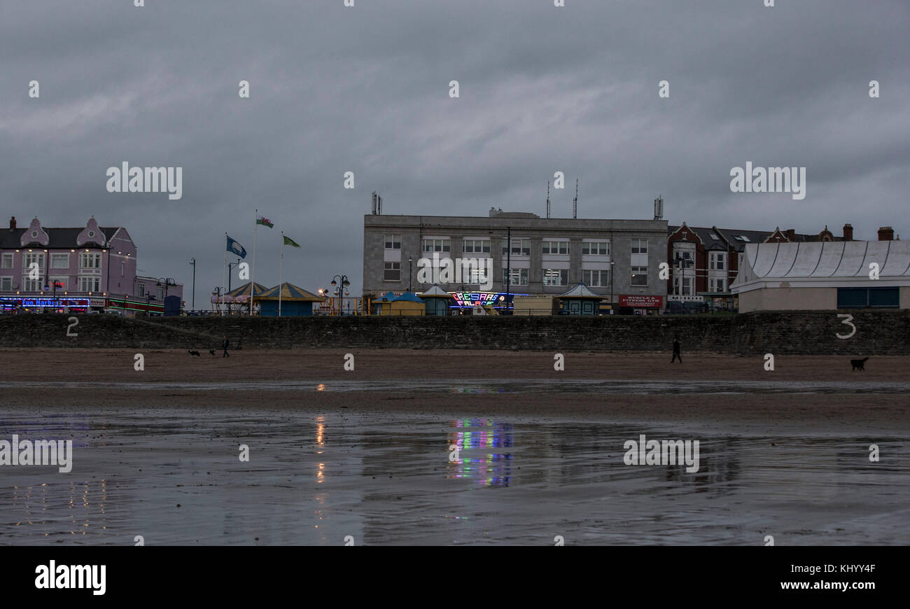 Barry, Wales, Regno Unito, 21 novembre 2017. cielo plumbeo su barry island lungomare tra gli avvisi meteo per vento e pioggia in Galles. foto di mark hawkins Foto Stock
