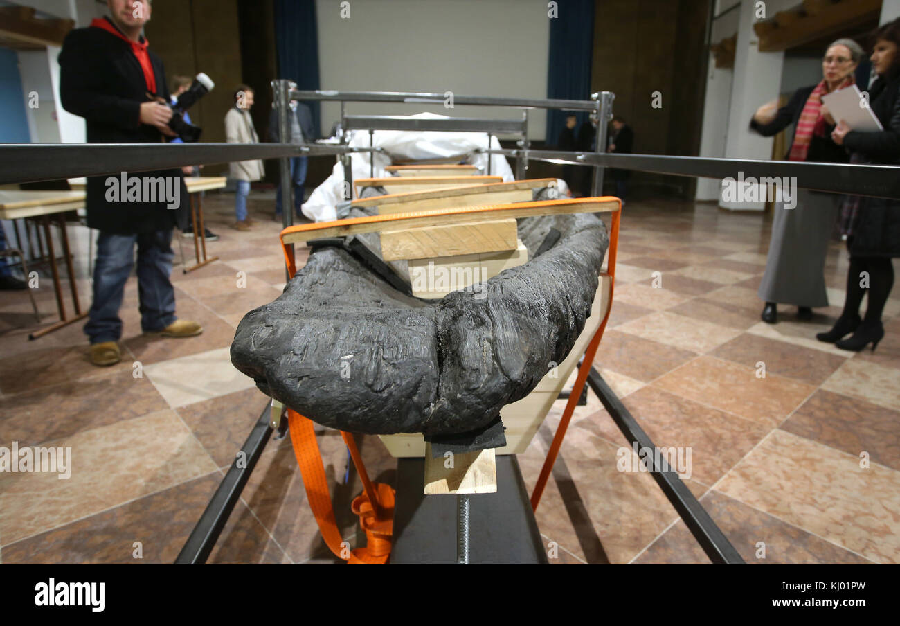 Ettal, Germania. 23 novembre 2017. Una longboat celtica parzialmente svelata, di circa 3000 anni, fatta di quercia, in mostra nel Monastero Ettal di Ettal, in Germania, il 23 novembre 2017. L'oggetto lungo 15,5 metri e pesante più di due tonnellate è una mostra dell'esposizione statale bavarese del 2018 "Foresta, montagna e magicamente sogno - il mito della Baviera" nel monastero Ettal. La longboat, trovata nel lago Starnberg negli anni '1980, fu presentata per la prima volta al pubblico dopo decenni di lavori di restauro. Crediti: Karl-Josef Hildenbrand/dpa/Alamy Live News Foto Stock