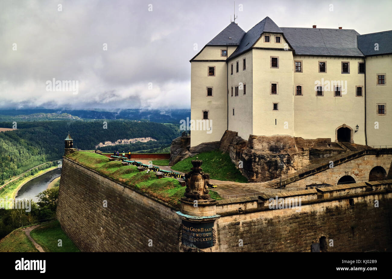 L'Europa, Germania, Sassonia, fortezza Königstein (tedesco: Festung Königstein), il 'sassone Bastille", è una fortezza collinare nei pressi di Dresda, in Svizzera Sassone, Germania, sopra la città di Königstein situata sulla riva sinistra del fiume Elba. Si tratta di uno dei più grandi fortificazioni in collina in Europa e si siede in cima alla collina di tabella con lo stesso nome. Foto Stock