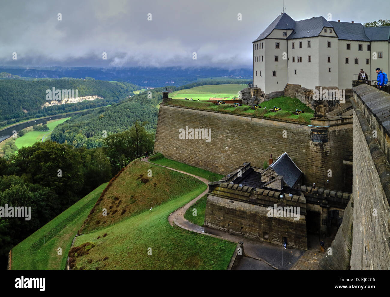 L'Europa, Germania, Sassonia, fortezza Königstein (tedesco: Festung Königstein), il 'sassone Bastille", è una fortezza collinare nei pressi di Dresda, in Svizzera Sassone, Germania, sopra la città di Königstein situata sulla riva sinistra del fiume Elba. Si tratta di uno dei più grandi fortificazioni in collina in Europa e si siede in cima alla collina di tabella con lo stesso nome. Foto Stock