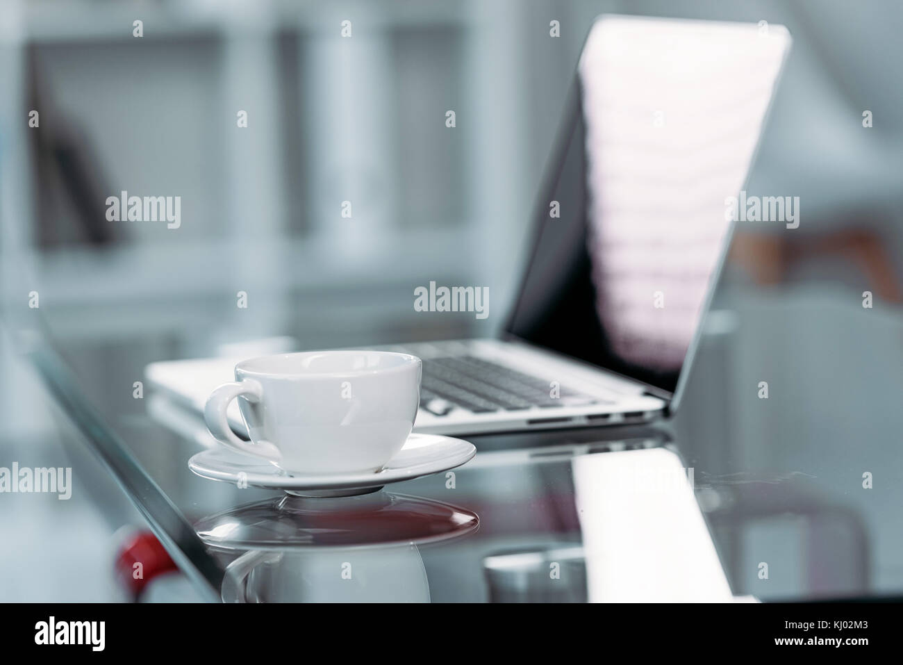Tazza di caffè e il computer portatile sul tavolo Foto Stock