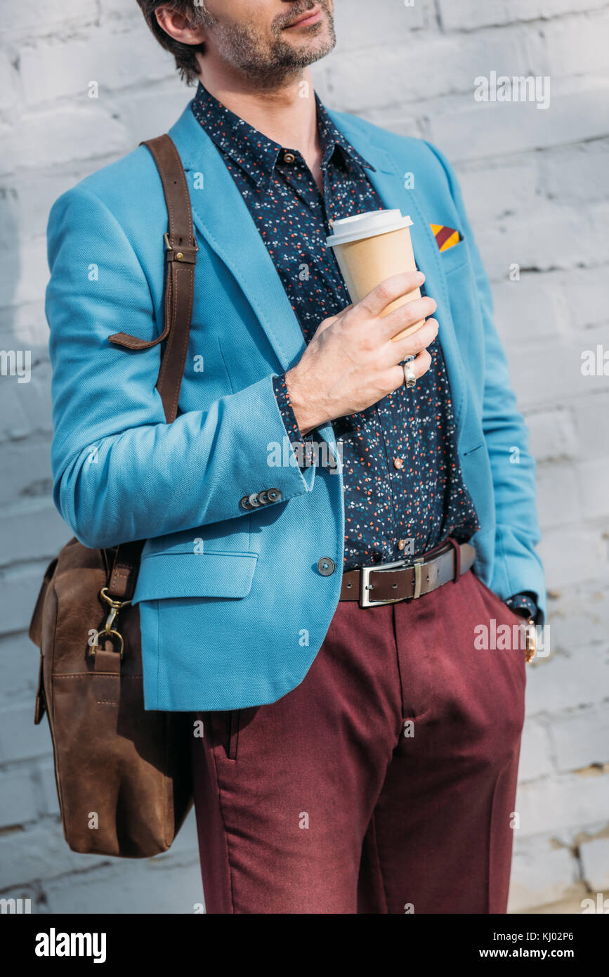 Elegante uomo con caffè di andare Foto Stock