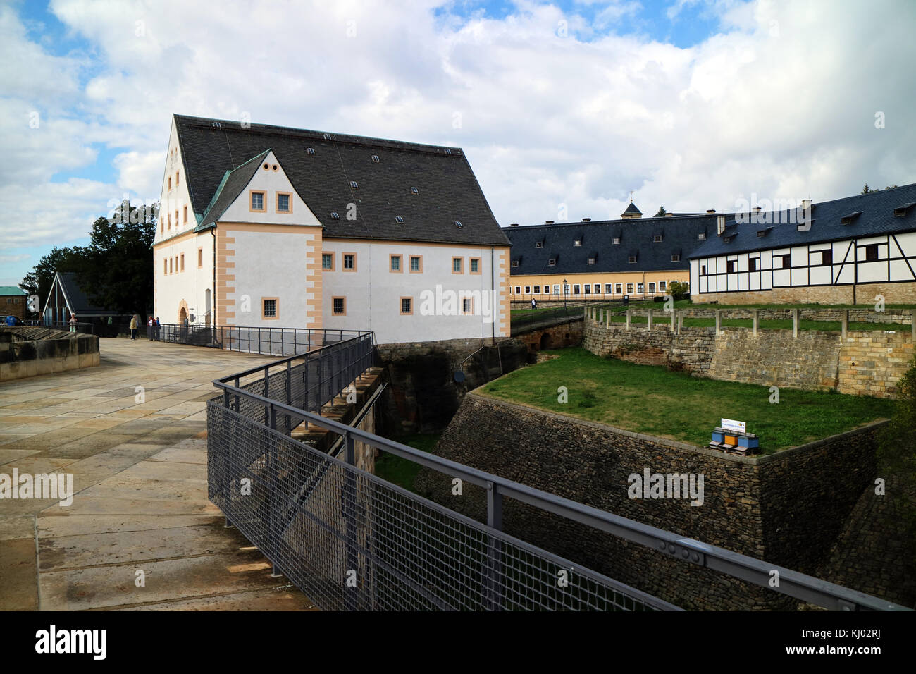 L'Europa, Germania, Sassonia, fortezza Königstein (tedesco: Festung Königstein), il 'sassone Bastille", è una fortezza collinare nei pressi di Dresda, in Svizzera Sassone, Germania, sopra la città di Königstein situata sulla riva sinistra del fiume Elba. Si tratta di uno dei più grandi fortificazioni in collina in Europa e si siede in cima alla collina di tabella con lo stesso nome. Foto Stock